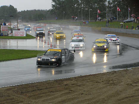 Vejrforholdene gjorde det svært at være racerkører på Ring Djursland. Her er starten gået til lørdagens løb, med Johnny V. Nielsen på en stærk tredjeplads i det 26 vogne store felt.